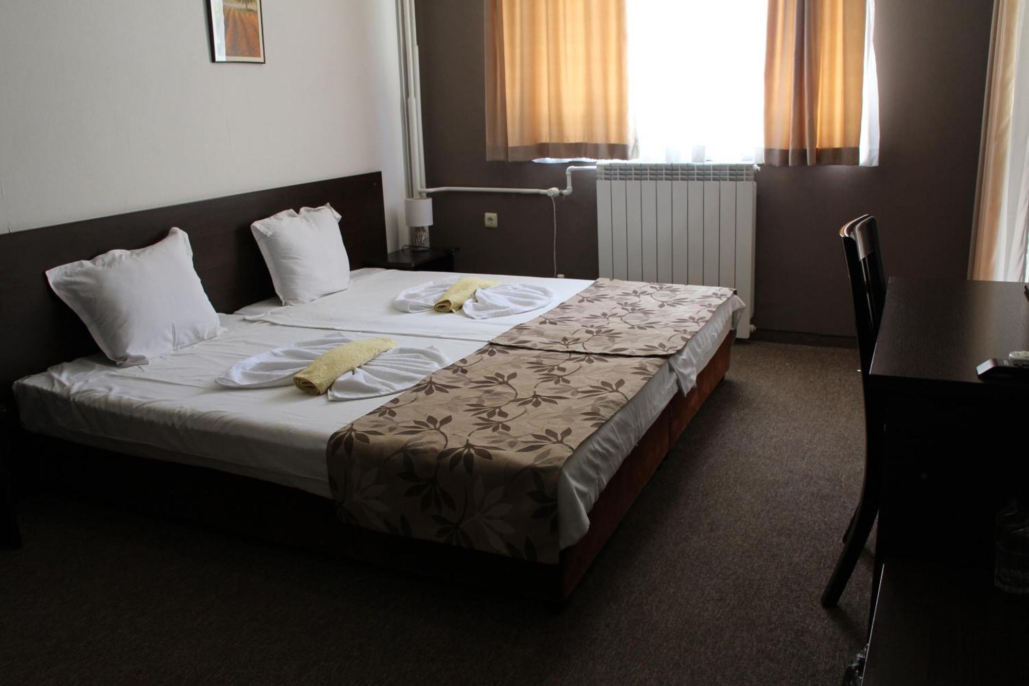 Doppel-/Zweibettzimmer mit Balkon