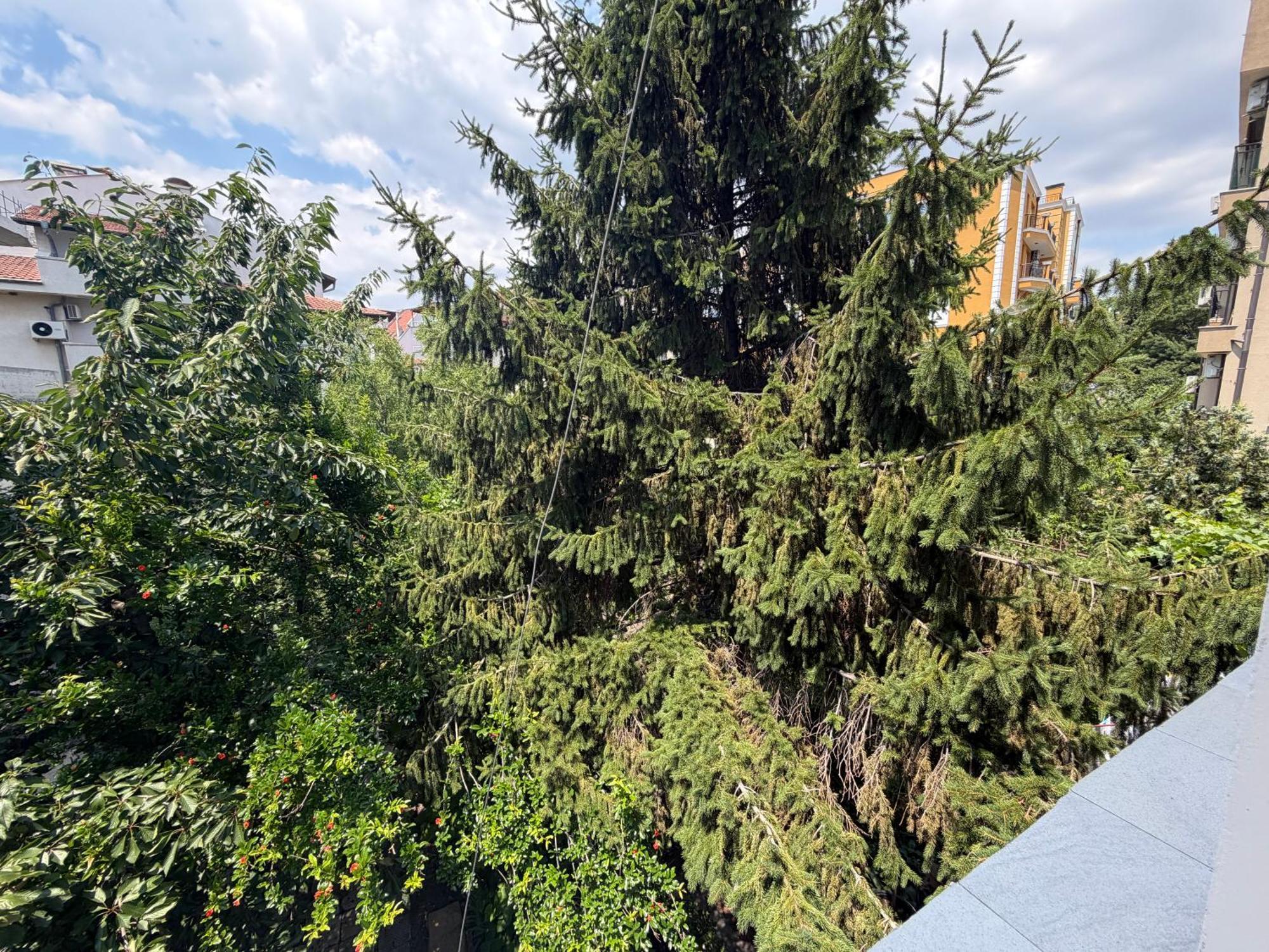 Zimmer mit Queensize-Bett und Gartenblick